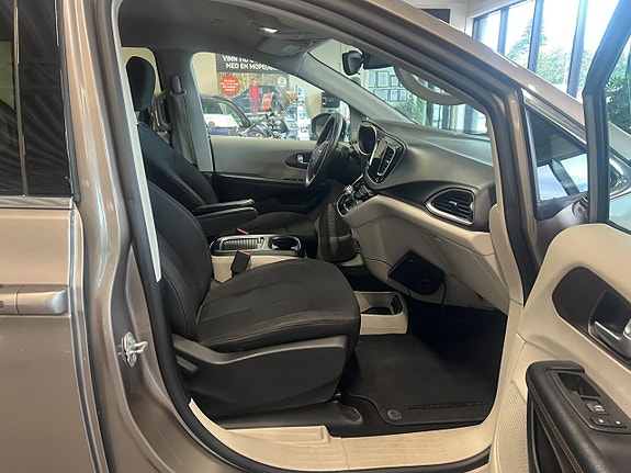Chrysler Pacifica 14 of 30