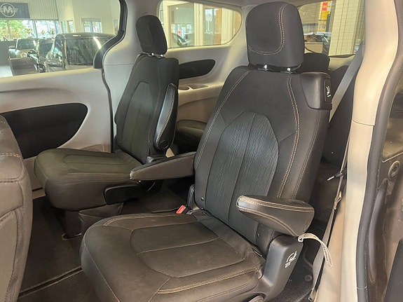 Chrysler Pacifica 12 of 30