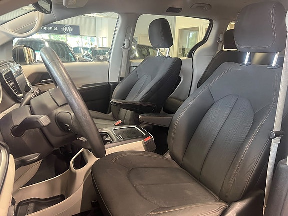 Chrysler Pacifica 17 of 30