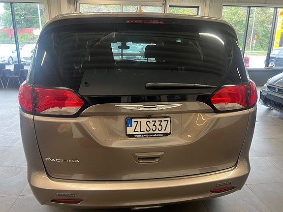 Chrysler Pacifica 6 of 30