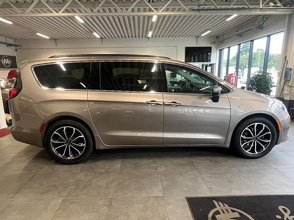 Chrysler Pacifica 8 of 30