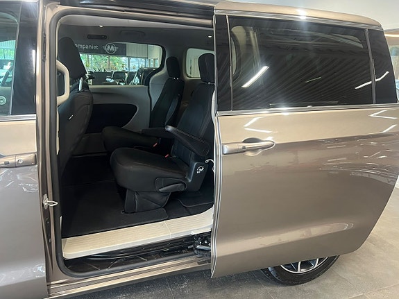 Chrysler Pacifica 15 of 30