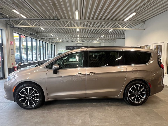 Chrysler Pacifica 4 of 30