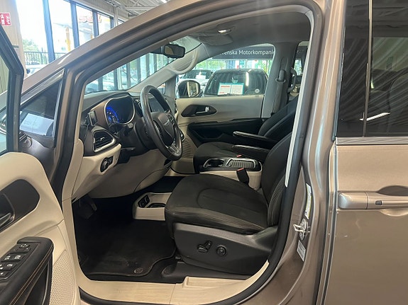 Chrysler Pacifica 11 of 30