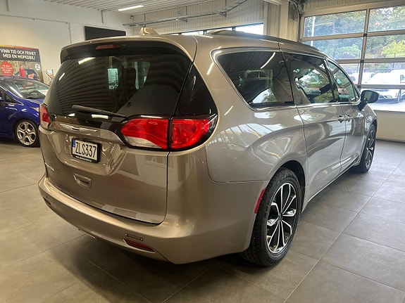 Chrysler Pacifica 7 of 30