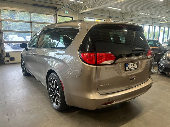 Chrysler Pacifica 5 of 30