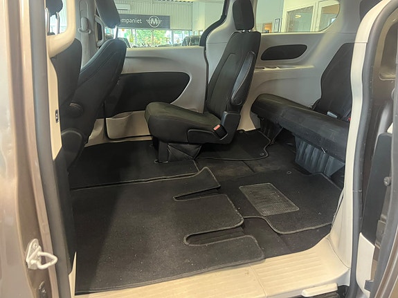 Chrysler Pacifica 18 of 30