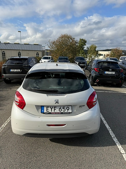 Peugeot 208 2 of 10