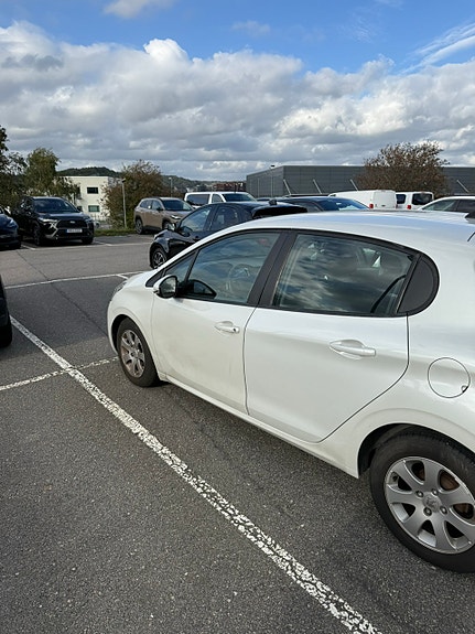 Peugeot 208 4 of 10
