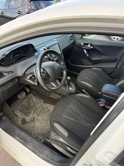 Peugeot 208 5 of 10