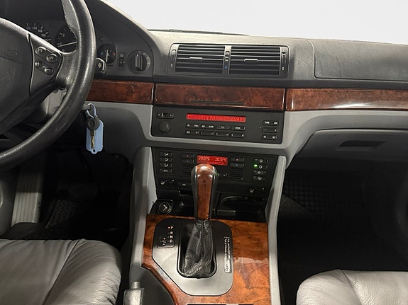 BMW 523i 11 of 13