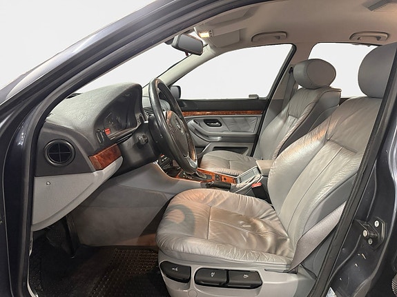 BMW 523i 9 of 13