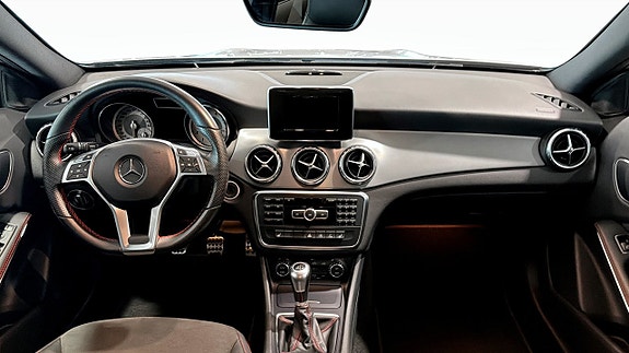 Mercedes-Benz GLA200 4 of 9