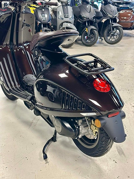Vespa 946 Horse, 125cc 4 of 11