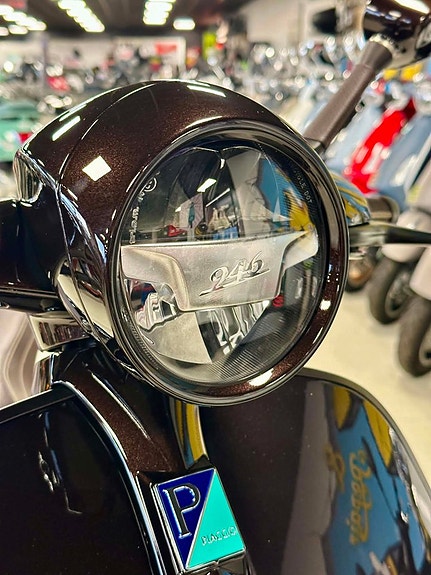 Vespa 946 Horse, 125cc 7 of 11