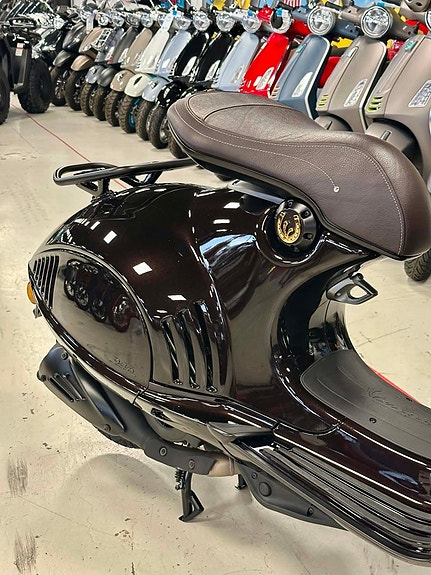 Vespa 946 Horse, 125cc 2 of 11