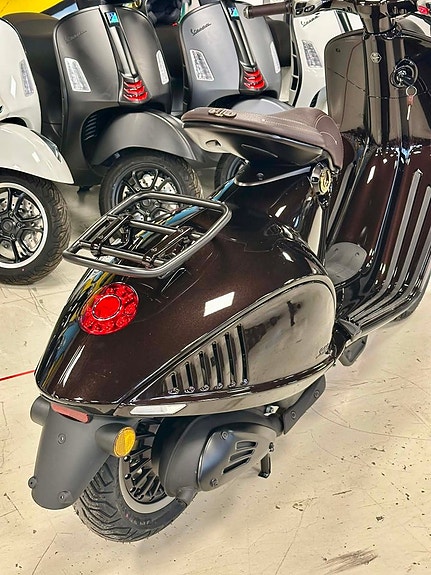 Vespa 946 Horse, 125cc 3 of 11