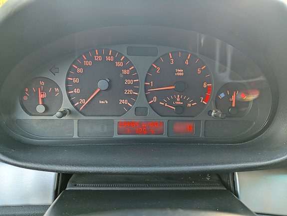 BMW 325Xi 10 of 19