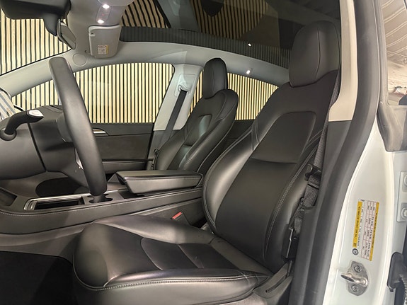 Tesla Model Y 9 of 19