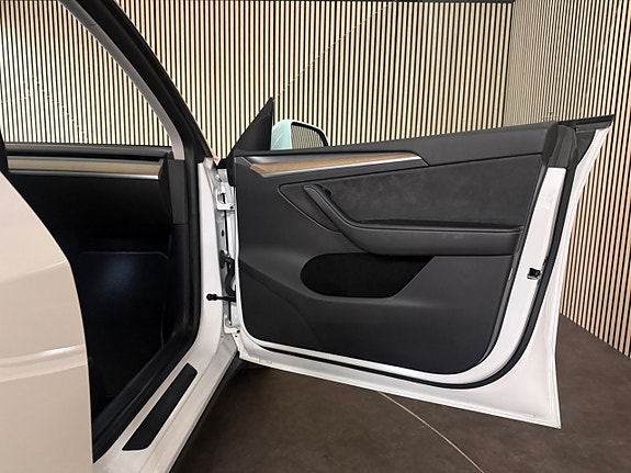 Tesla Model Y 17 of 19