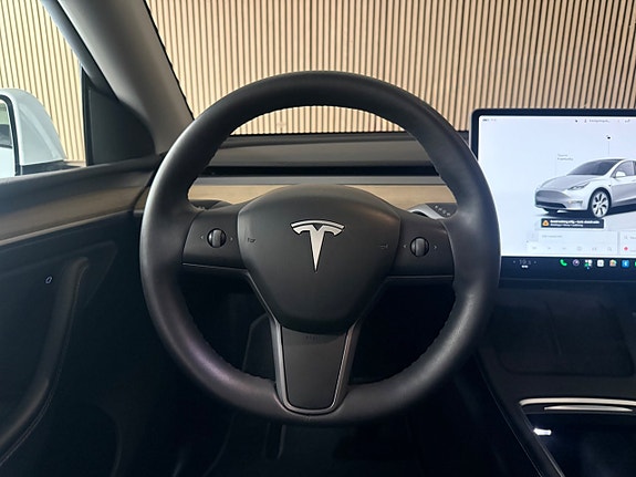Tesla Model Y 13 of 19