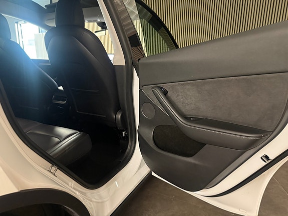 Tesla Model Y 15 of 19