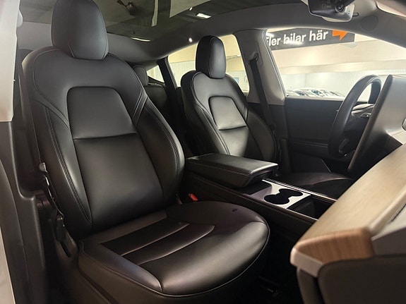 Tesla Model Y 18 of 19