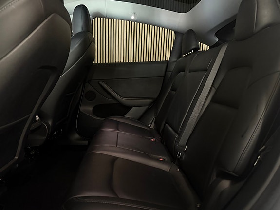 Tesla Model Y 11 of 19