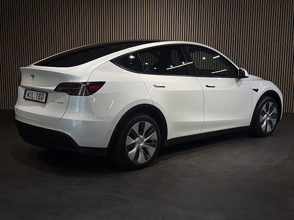 Tesla Model Y 3 of 19