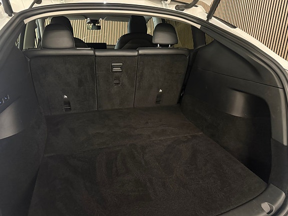 Tesla Model Y 14 of 19