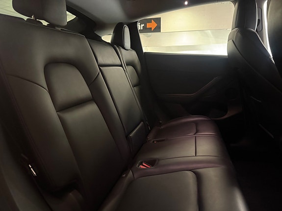 Tesla Model Y 16 of 19