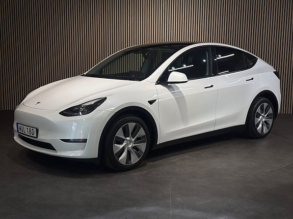 Tesla Model Y 7 of 19