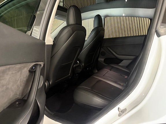 Tesla Model Y 10 of 19