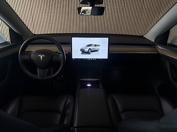 Tesla Model Y 12 of 19