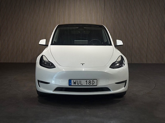 Tesla Model Y 8 of 19