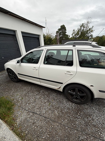 Skoda Octavia 2 of 5