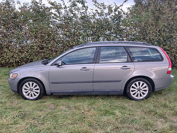 Volvo V50 2 of 12