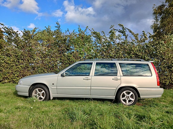 Volvo V70 2 of 14