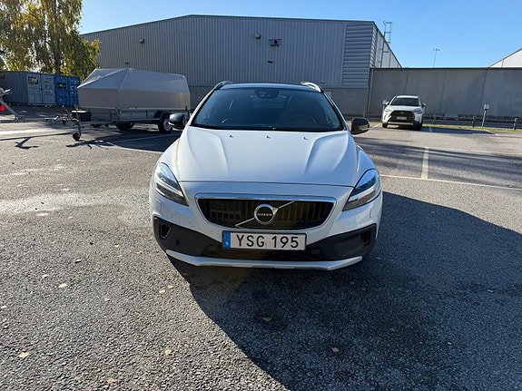 Volvo V40 Cross Country 2 of 10