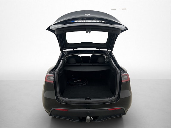 Tesla Model Y 18 of 30