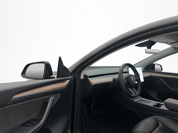 Tesla Model Y 23 of 30