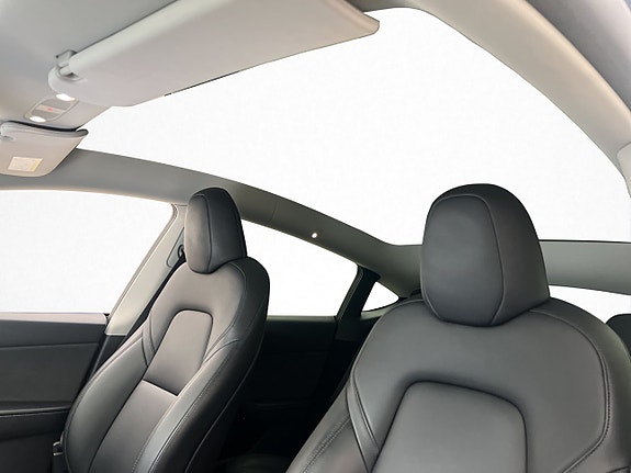Tesla Model Y 25 of 30