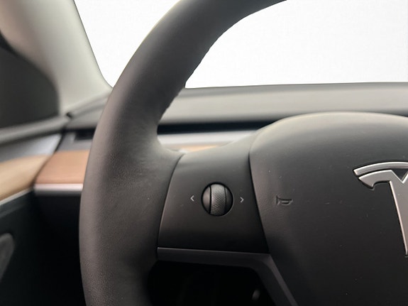Tesla Model Y 26 of 30