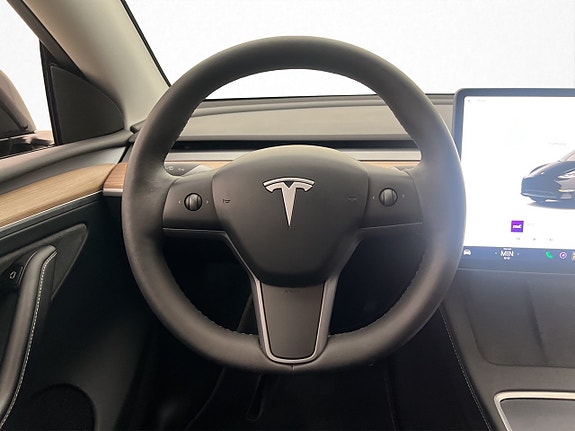 Tesla Model Y 21 of 30