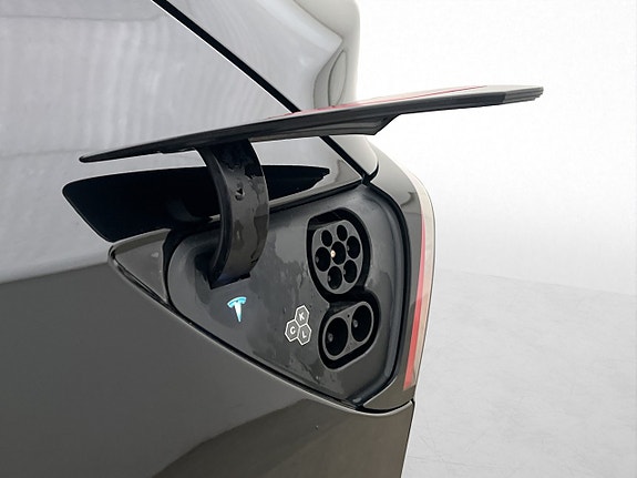 Tesla Model Y 22 of 30