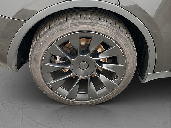 Tesla Model Y 13 of 30