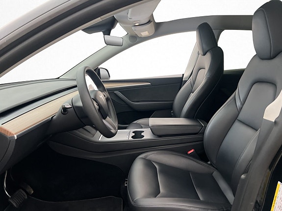 Tesla Model Y 24 of 30