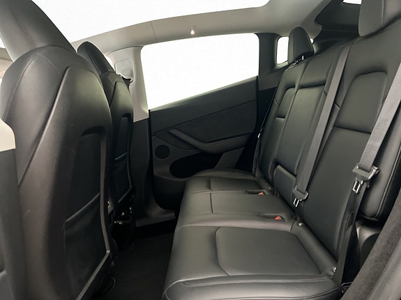 Tesla Model Y 19 of 30