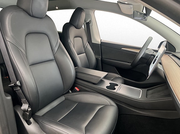 Tesla Model Y 15 of 30