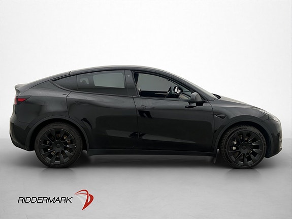 Tesla Model Y 10 of 30